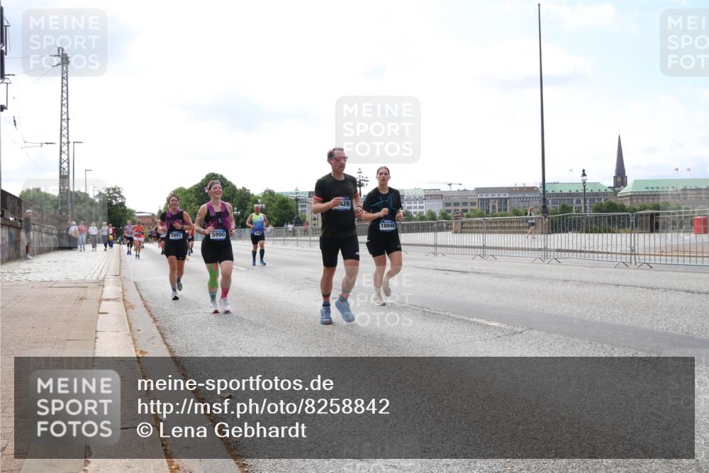 29.06.2025 - hella hamburg halbmarathon Lena Gebhardt http://msf.ph/oto/8258842 29.06.2025 10:10:53 Lombardsbrücke 1166, 1186, 1781, 2868, 4287, 4389, 5440, 5653, 5990, 5991, 7250, 7271, 7370, 7685, 8561, 9169, 9681, 9829, 11355, 11887, 11904, 11905, 12008, 12426, 12556, 12571, 12629, 12790, 12836, 13588, 13594, 13825, 13901, 14022, 14270, 14679, 15009, 15214, 16166, 16344, 16808, 17500, 17532, 17730, 18949 meine-sportfotos.de