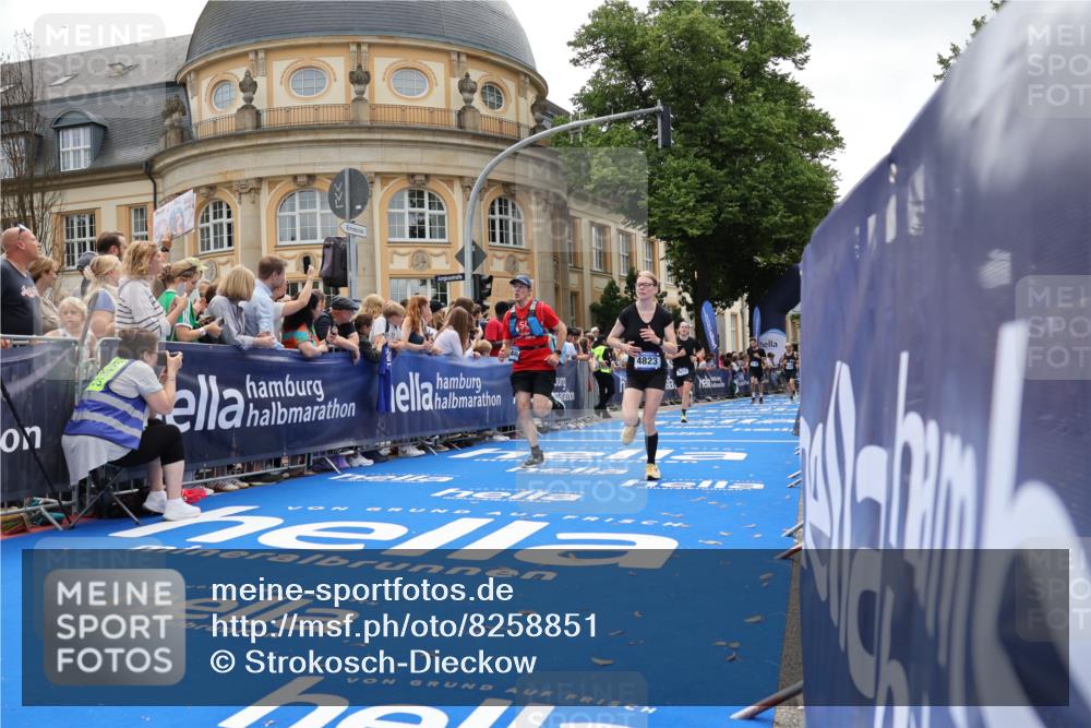 29.06.2025 - hella hamburg halbmarathon Strokosch-Dieckow http://msf.ph/oto/8258851 29.06.2025 10:42:58 Ziel 4229, 4823, 5477, 6721, 7035, 8218, 9364, 9833, 10469, 12657, 12723, 12776, 12839, 14849, 17177, 18559, 18659, 19038 meine-sportfotos.de