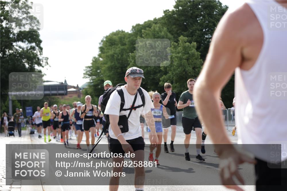 29.06.2025 - hella hamburg halbmarathon Jannik Wohlers http://msf.ph/oto/8258861 29.06.2025 09:57:51 Lombardsbrücke 1034, 1179, 1190, 1815, 2034, 2070, 2138, 2417, 2636, 2711, 4814, 4903, 5093, 5721, 6164, 6272, 6754, 6897, 7409, 7509, 7724, 7856, 7896, 8154, 8311, 8449, 8508, 8590, 8689, 8825, 9012, 9057, 9145, 9562, 9656, 10084, 11217, 11416, 11607, 11789, 11791, 12624, 13033, 13691, 14323, 14365, 14571, 14678, 16213, 16409, 16563, 16653, 16879, 16924, 17176, 17321, 17415, 17825, 18514, 18551, 18799, 18810, 18811, 18867 meine-sportfotos.de