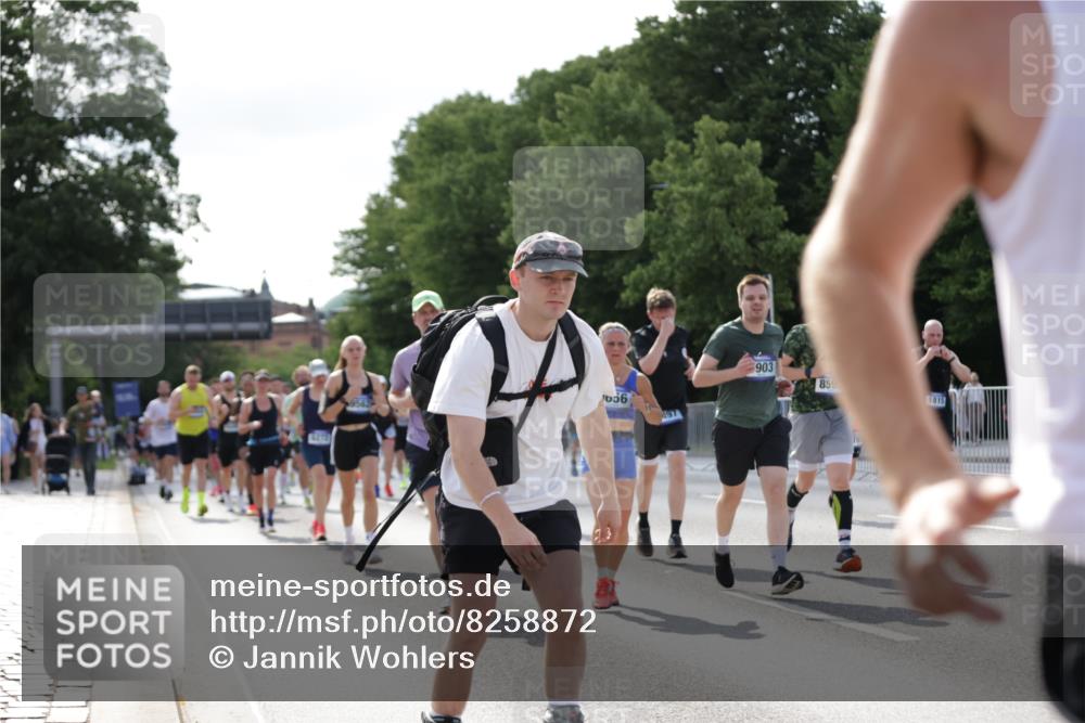 29.06.2025 - hella hamburg halbmarathon Jannik Wohlers http://msf.ph/oto/8258872 29.06.2025 09:57:51 Lombardsbrücke 1034, 1179, 1190, 1815, 2034, 2070, 2138, 2417, 2636, 2711, 4814, 4903, 5093, 5721, 6164, 6272, 6754, 6897, 7409, 7509, 7724, 7856, 7896, 8154, 8311, 8449, 8508, 8590, 8689, 8825, 9012, 9057, 9145, 9562, 9656, 10084, 11217, 11416, 11607, 11789, 11791, 12624, 13033, 13691, 14323, 14365, 14571, 14678, 16213, 16409, 16563, 16653, 16879, 16924, 17176, 17321, 17415, 17825, 18514, 18551, 18799, 18810, 18811, 18867 meine-sportfotos.de