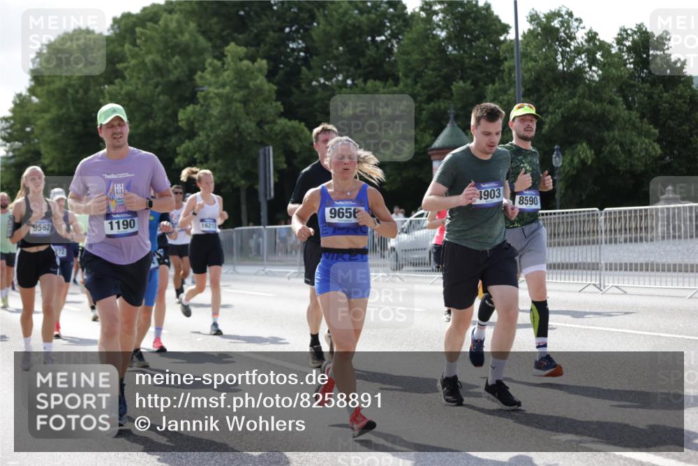 29.06.2025 - hella hamburg halbmarathon Jannik Wohlers http://msf.ph/oto/8258891 29.06.2025 09:57:53 Lombardsbrücke 1034, 1179, 1190, 1815, 2034, 2070, 2417, 2636, 2656, 2711, 3041, 3859, 4814, 4903, 5093, 5721, 6164, 6272, 6897, 7409, 7509, 7724, 7856, 7896, 8154, 8311, 8449, 8508, 8590, 8689, 8825, 9012, 9057, 9562, 9656, 10084, 11217, 11416, 11607, 11791, 11870, 12624, 13033, 13691, 14323, 14365, 14571, 14626, 14678, 16213, 16409, 16653, 16879, 16924, 17176, 17321, 17415, 17825, 18514, 18551, 18799, 18810, 18811, 18867, 19244 meine-sportfotos.de