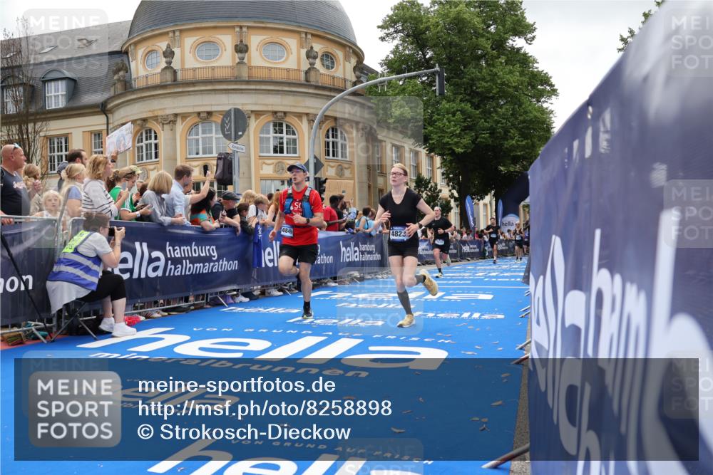 29.06.2025 - hella hamburg halbmarathon Strokosch-Dieckow http://msf.ph/oto/8258898 29.06.2025 10:42:58 Ziel 4229, 4823, 5477, 6721, 7035, 8218, 9364, 9833, 10469, 12657, 12723, 12776, 12839, 14849, 17177, 18559, 18659, 19038 meine-sportfotos.de