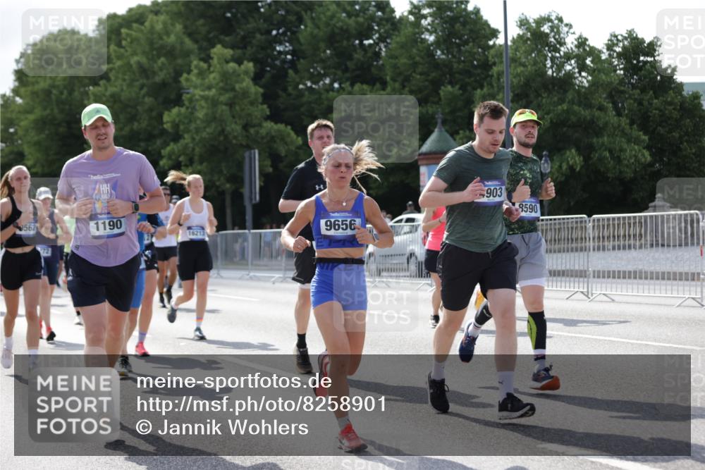 29.06.2025 - hella hamburg halbmarathon Jannik Wohlers http://msf.ph/oto/8258901 29.06.2025 09:57:53 Lombardsbrücke 1034, 1179, 1190, 1815, 2034, 2070, 2417, 2636, 2656, 2711, 3041, 3859, 4814, 4903, 5093, 5721, 6164, 6272, 6897, 7409, 7509, 7724, 7856, 7896, 8154, 8311, 8449, 8508, 8590, 8689, 8825, 9012, 9057, 9562, 9656, 10084, 11217, 11416, 11607, 11791, 11870, 12624, 13033, 13691, 14323, 14365, 14571, 14626, 14678, 16213, 16409, 16653, 16879, 16924, 17176, 17321, 17415, 17825, 18514, 18551, 18799, 18810, 18811, 18867, 19244 meine-sportfotos.de