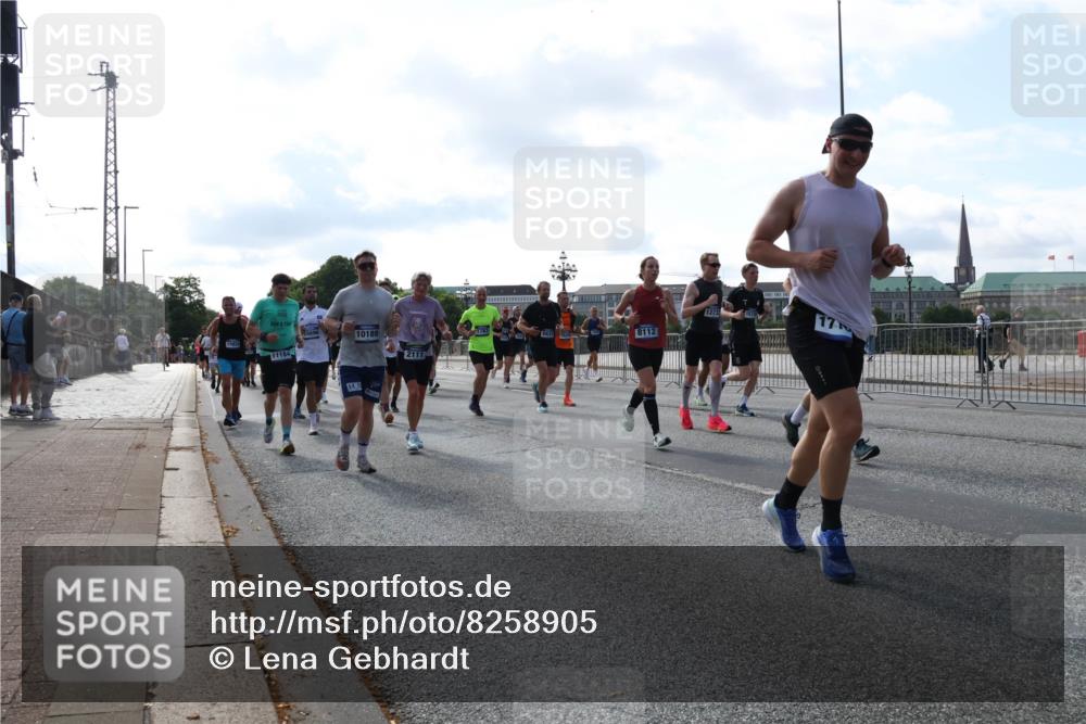 29.06.2025 - hella hamburg halbmarathon Lena Gebhardt http://msf.ph/oto/8258905 29.06.2025 09:56:59 Lombardsbrücke 1327, 1381, 1442, 1460, 1496, 1537, 1628, 1657, 1783, 1833, 1877, 2013, 2025, 2058, 2074, 2082, 2111, 2208, 2340, 2378, 2396, 2595, 2771, 2814, 2839, 2869, 2878, 2996, 3093, 3310, 3575, 3652, 3791, 4065, 4377, 4404, 4635, 4711, 4726, 4770, 4897, 5008, 5013, 5169, 5194, 5319, 5744, 5839, 6033, 6286, 6377, 6561, 6562, 6631, 7176, 7177, 7259, 7383, 7475, 7918, 8112, 8261, 8313, 8361, 8572, 8587, 8618, 8651, 8661, 8710, 8813, 8863, 8921, 8930, 9060, 9082, 9497, 9597, 9638 meine-sportfotos.de