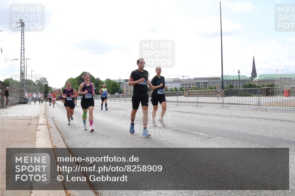 29.06.2025 - hella hamburg halbmarathon Lena Gebhardt http://msf.ph/oto/8258909 29.06.2025 10:10:53 Lombardsbrücke 1166, 1186, 1781, 2868, 4287, 4389, 5440, 5653, 5990, 5991, 7250, 7271, 7370, 7685, 8561, 9169, 9681, 9829, 11355, 11887, 11904, 11905, 12008, 12426, 12556, 12571, 12629, 12790, 12836, 13588, 13594, 13825, 13901, 14022, 14270, 14679, 15009, 15214, 16166, 16344, 16808, 17500, 17532, 17730, 18949 meine-sportfotos.de