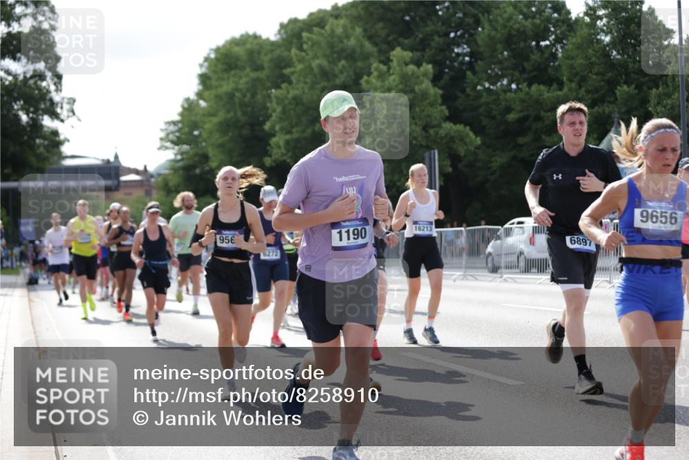 29.06.2025 - hella hamburg halbmarathon Jannik Wohlers http://msf.ph/oto/8258910 29.06.2025 09:57:53 Lombardsbrücke 1034, 1179, 1190, 1815, 2034, 2070, 2417, 2636, 2656, 2711, 3041, 3859, 4814, 4903, 5093, 5721, 6164, 6272, 6897, 7409, 7509, 7724, 7856, 7896, 8154, 8311, 8449, 8508, 8590, 8689, 8825, 9012, 9057, 9562, 9656, 10084, 11217, 11416, 11607, 11791, 11870, 12624, 13033, 13691, 14323, 14365, 14571, 14626, 14678, 16213, 16409, 16653, 16879, 16924, 17176, 17321, 17415, 17825, 18514, 18551, 18799, 18810, 18811, 18867, 19244 meine-sportfotos.de