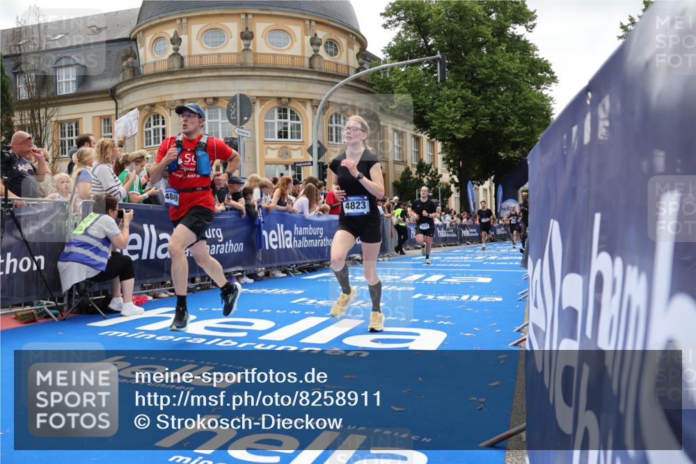 29.06.2025 - hella hamburg halbmarathon Strokosch-Dieckow http://msf.ph/oto/8258911 29.06.2025 10:42:59 Ziel 4229, 4823, 6721, 7035, 7451, 8218, 9364, 9833, 10469, 12657, 12723, 12776, 12839, 14849, 17177, 18559, 18659, 19038 meine-sportfotos.de