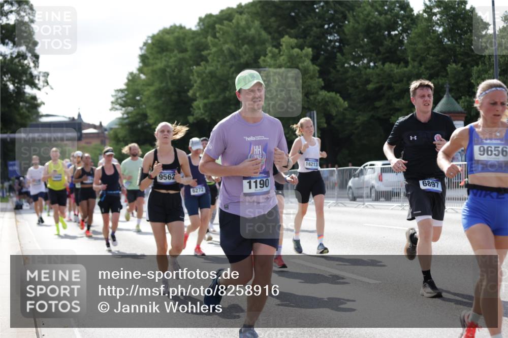 29.06.2025 - hella hamburg halbmarathon Jannik Wohlers http://msf.ph/oto/8258916 29.06.2025 09:57:53 Lombardsbrücke 1034, 1179, 1190, 1815, 2034, 2070, 2417, 2636, 2656, 2711, 3041, 3859, 4814, 4903, 5093, 5721, 6164, 6272, 6897, 7409, 7509, 7724, 7856, 7896, 8154, 8311, 8449, 8508, 8590, 8689, 8825, 9012, 9057, 9562, 9656, 10084, 11217, 11416, 11607, 11791, 11870, 12624, 13033, 13691, 14323, 14365, 14571, 14626, 14678, 16213, 16409, 16653, 16879, 16924, 17176, 17321, 17415, 17825, 18514, 18551, 18799, 18810, 18811, 18867, 19244 meine-sportfotos.de