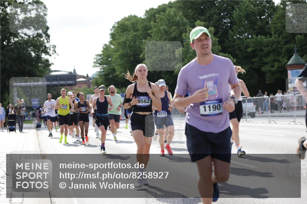 29.06.2025 - hella hamburg halbmarathon Jannik Wohlers http://msf.ph/oto/8258927 29.06.2025 09:57:54 Lombardsbrücke 1034, 1179, 1190, 1815, 2034, 2070, 2417, 2636, 2656, 2711, 3041, 3859, 4814, 4903, 5093, 5721, 6164, 6272, 6433, 6897, 7409, 7724, 7856, 7896, 8154, 8311, 8449, 8508, 8590, 8689, 8825, 9012, 9057, 9562, 9656, 10084, 11217, 11416, 11607, 11791, 11870, 12624, 13033, 13691, 14323, 14365, 14571, 14626, 14678, 14805, 14845, 15914, 16213, 16409, 16653, 16879, 16924, 17176, 17321, 17415, 17825, 18514, 18551, 18799, 18810, 18811, 18867, 19244 meine-sportfotos.de