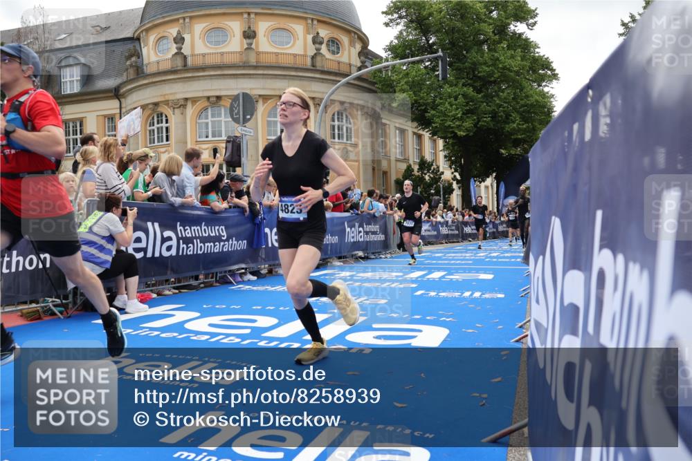 29.06.2025 - hella hamburg halbmarathon Strokosch-Dieckow http://msf.ph/oto/8258939 29.06.2025 10:42:59 Ziel 4229, 4823, 6721, 7035, 7451, 8218, 9364, 9833, 10469, 12657, 12723, 12776, 12839, 14849, 17177, 18559, 18659, 19038 meine-sportfotos.de