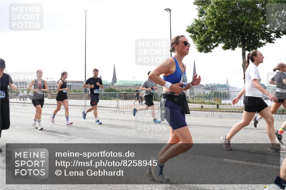 29.06.2025 - hella hamburg halbmarathon Lena Gebhardt http://msf.ph/oto/8258945 29.06.2025 10:45:57 Lombardsbrücke 1004, 1033, 1060, 1085, 1100, 1104, 1421, 1426, 1532, 1555, 1854, 1867, 1868, 1983, 2008, 2398, 2423, 2522, 2550, 2657, 2664, 2773, 2813, 2917, 2951, 2954, 2965, 2973, 3410, 4104, 4223, 4224, 4317, 4388, 4572, 5044, 5635, 5703, 5769, 5770, 5892, 6133, 6333, 6392, 6623, 7268, 7356, 7605, 7859, 7894, 7983, 8745, 9120, 9121, 9426, 9445, 10030, 10327, 10329, 10367, 10511, 11358, 11876, 11910 meine-sportfotos.de