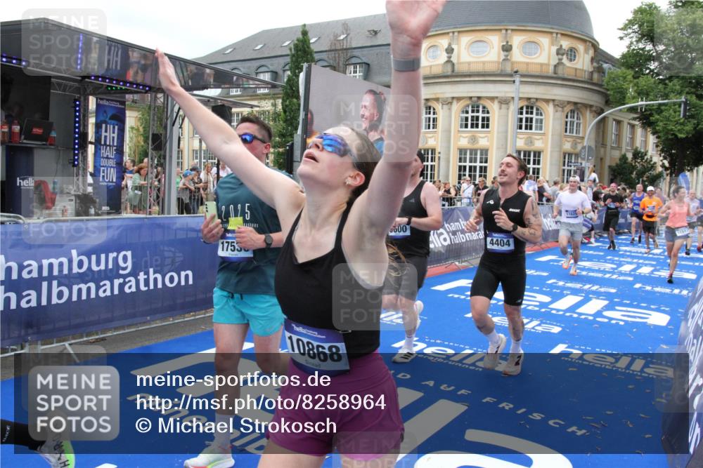29.06.2025 - hella hamburg halbmarathon Michael Strokosch http://msf.ph/oto/8258964 29.06.2025 10:51:18 Ziel 1461, 1817, 2636, 2718, 4404, 4814, 5600, 6027, 6657, 8316, 8930, 9476, 10480, 10667, 10868, 11512, 11625, 11733, 12016, 13073, 15480, 17530, 18019 meine-sportfotos.de