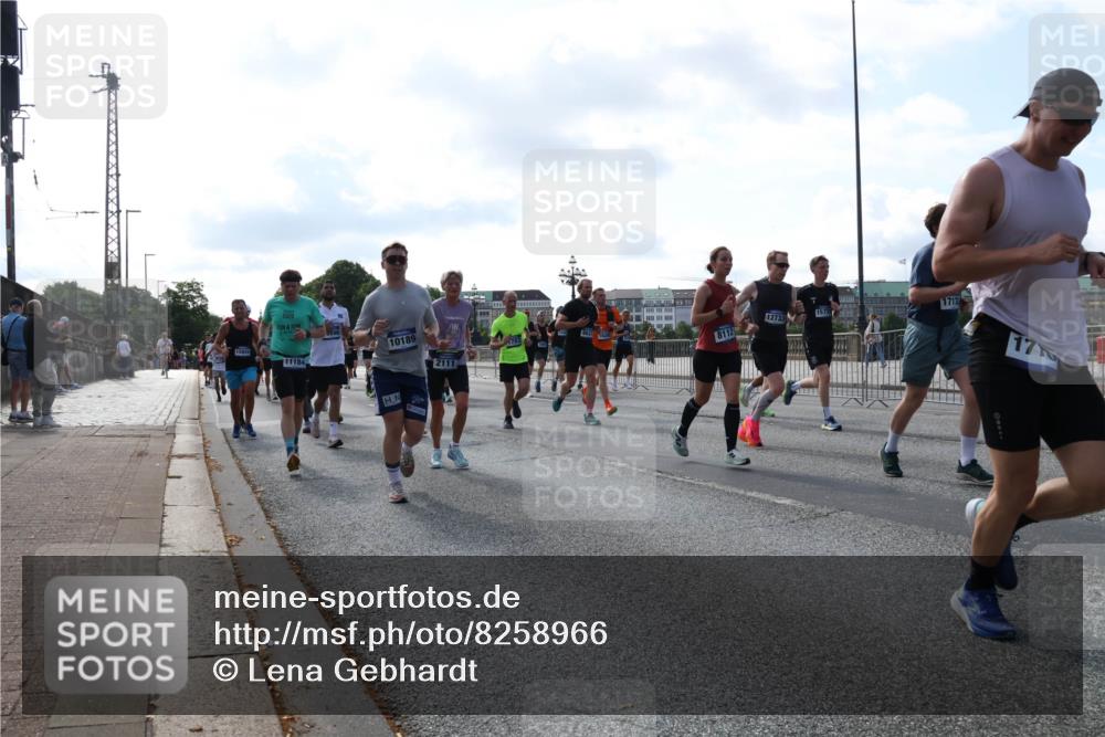 29.06.2025 - hella hamburg halbmarathon Lena Gebhardt http://msf.ph/oto/8258966 29.06.2025 09:56:59 Lombardsbrücke 1327, 1381, 1442, 1460, 1496, 1537, 1628, 1657, 1783, 1833, 1877, 2013, 2025, 2058, 2074, 2082, 2111, 2208, 2340, 2378, 2396, 2595, 2771, 2814, 2839, 2869, 2878, 2996, 3093, 3310, 3575, 3652, 3791, 4065, 4377, 4404, 4635, 4711, 4726, 4770, 4897, 5008, 5013, 5169, 5194, 5319, 5744, 5839, 6033, 6286, 6377, 6561, 6562, 6631, 7176, 7177, 7259, 7383, 7475, 7918, 8112, 8261, 8313, 8361, 8572, 8587, 8618, 8651, 8661, 8710, 8813, 8863, 8921, 8930, 9060, 9082, 9497, 9597, 9638 meine-sportfotos.de