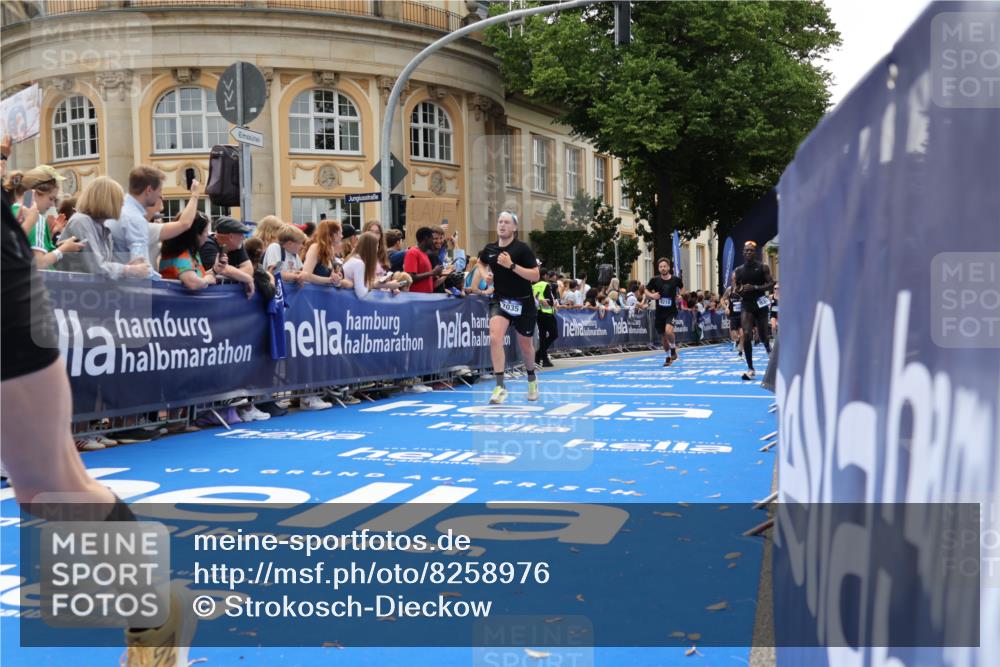 29.06.2025 - hella hamburg halbmarathon Strokosch-Dieckow http://msf.ph/oto/8258976 29.06.2025 10:43:00 Ziel 4229, 4823, 6721, 7035, 7451, 8218, 9364, 9833, 10469, 12657, 12723, 12776, 12839, 14849, 15255, 17177, 18659, 19038 meine-sportfotos.de