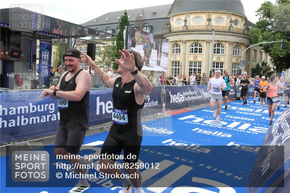 29.06.2025 - hella hamburg halbmarathon Michael Strokosch http://msf.ph/oto/8259012 29.06.2025 10:51:19 Ziel 1461, 1817, 2636, 2718, 4404, 4814, 5600, 6027, 6657, 6776, 8316, 8930, 9476, 10480, 10667, 10868, 11512, 11625, 12016, 14865, 15480, 17530, 18019 meine-sportfotos.de