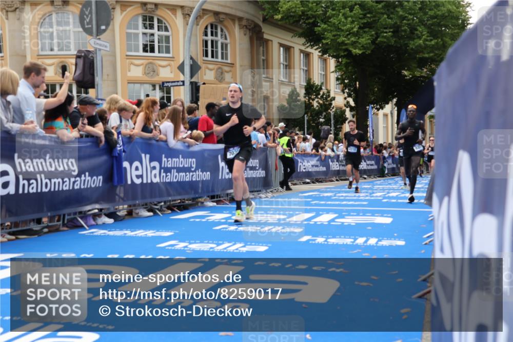 29.06.2025 - hella hamburg halbmarathon Strokosch-Dieckow http://msf.ph/oto/8259017 29.06.2025 10:43:00 Ziel 4229, 4823, 6721, 7035, 7451, 8218, 9364, 9833, 10469, 12657, 12723, 12776, 12839, 14849, 15255, 17177, 18659, 19038 meine-sportfotos.de