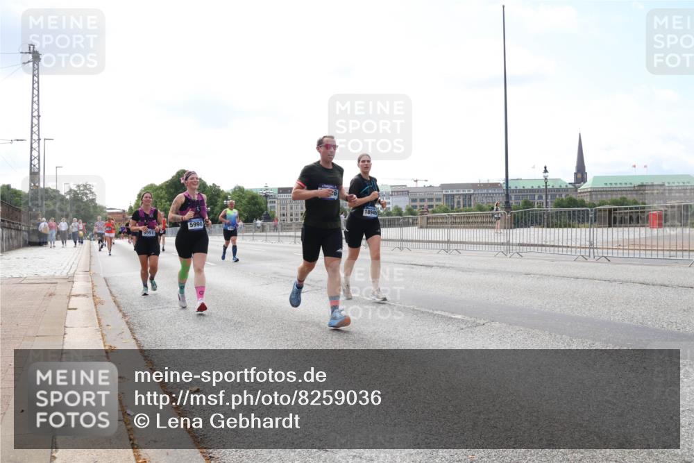 29.06.2025 - hella hamburg halbmarathon Lena Gebhardt http://msf.ph/oto/8259036 29.06.2025 10:10:53 Lombardsbrücke 1166, 1186, 1781, 2868, 4287, 4389, 5440, 5653, 5990, 5991, 7250, 7271, 7370, 7685, 8561, 9169, 9681, 9829, 11355, 11887, 11904, 11905, 12008, 12426, 12556, 12571, 12629, 12790, 12836, 13588, 13594, 13825, 13901, 14022, 14270, 14679, 15009, 15214, 16166, 16344, 16808, 17500, 17532, 17730, 18949 meine-sportfotos.de