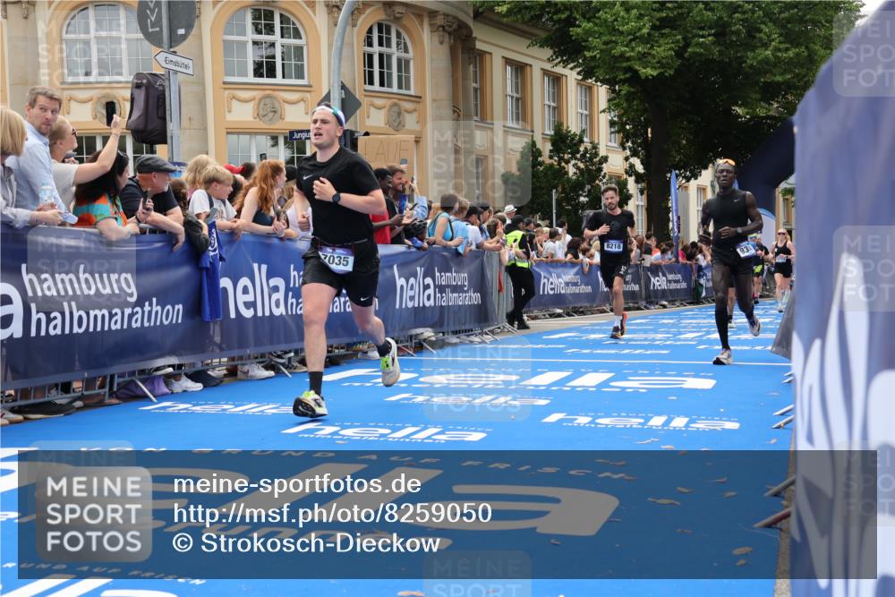 29.06.2025 - hella hamburg halbmarathon Strokosch-Dieckow http://msf.ph/oto/8259050 29.06.2025 10:43:00 Ziel 4229, 4823, 6721, 7035, 7451, 8218, 9364, 9833, 10469, 12657, 12723, 12776, 12839, 14849, 15255, 17177, 18659, 19038 meine-sportfotos.de