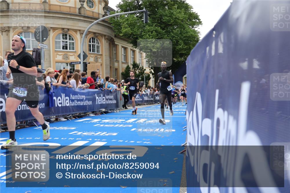 29.06.2025 - hella hamburg halbmarathon Strokosch-Dieckow http://msf.ph/oto/8259094 29.06.2025 10:43:01 Ziel 4229, 4823, 6721, 7035, 7451, 8218, 9364, 9833, 10469, 12153, 12657, 12723, 12776, 12839, 14849, 15255, 17177, 19038 meine-sportfotos.de