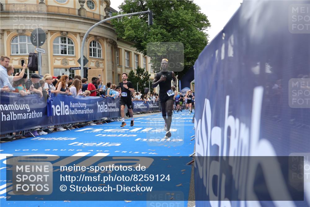 29.06.2025 - hella hamburg halbmarathon Strokosch-Dieckow http://msf.ph/oto/8259124 29.06.2025 10:43:01 Ziel 4229, 4823, 6721, 7035, 7451, 8218, 9364, 9833, 10469, 12153, 12657, 12723, 12776, 12839, 14849, 15255, 17177, 19038 meine-sportfotos.de