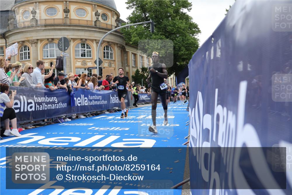 29.06.2025 - hella hamburg halbmarathon Strokosch-Dieckow http://msf.ph/oto/8259164 29.06.2025 10:43:02 Ziel 4229, 4823, 6721, 7035, 7451, 8218, 9364, 9833, 10251, 10469, 11177, 12153, 12657, 12723, 12776, 12839, 15255, 17177, 19038 meine-sportfotos.de