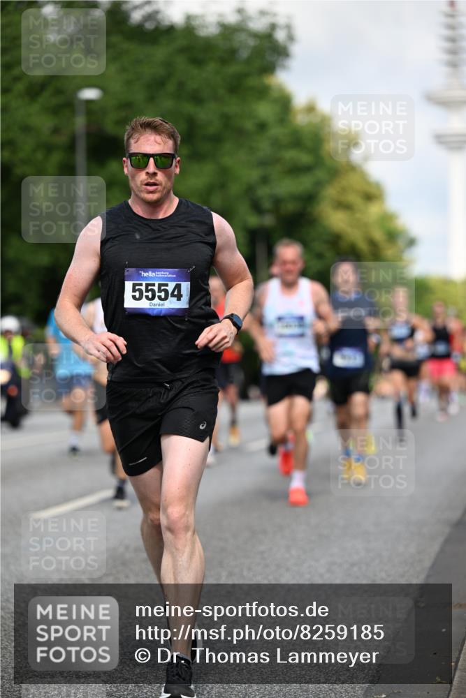 29.06.2025 - hella hamburg halbmarathon Dr. Thomas Lammeyer http://msf.ph/oto/8259185 29.06.2025 09:52:00 Kennedybrücke 1290, 1505, 1710, 2399, 2714, 3480, 4359, 5307, 5554, 5709, 6993, 7152, 7154, 7884, 8121, 8571, 8933, 9403, 10404, 10852 meine-sportfotos.de