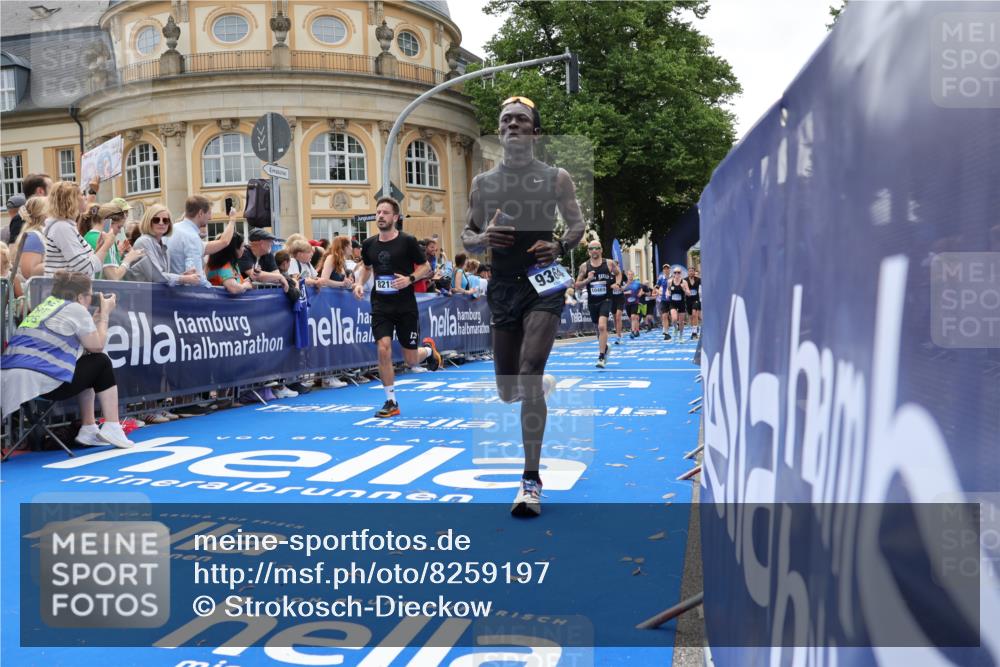 29.06.2025 - hella hamburg halbmarathon Strokosch-Dieckow http://msf.ph/oto/8259197 29.06.2025 10:43:02 Ziel 4229, 4823, 6721, 7035, 7451, 8218, 9364, 9833, 10251, 10469, 11177, 12153, 12657, 12723, 12776, 12839, 15255, 17177, 19038 meine-sportfotos.de