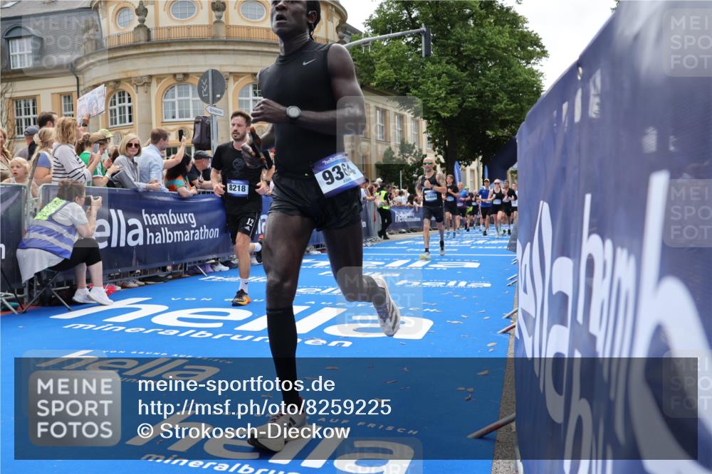 29.06.2025 - hella hamburg halbmarathon Strokosch-Dieckow http://msf.ph/oto/8259225 29.06.2025 10:43:02 Ziel 4229, 4823, 6721, 7035, 7451, 8218, 9364, 9833, 10251, 10469, 11177, 12153, 12657, 12723, 12776, 12839, 15255, 17177, 19038 meine-sportfotos.de