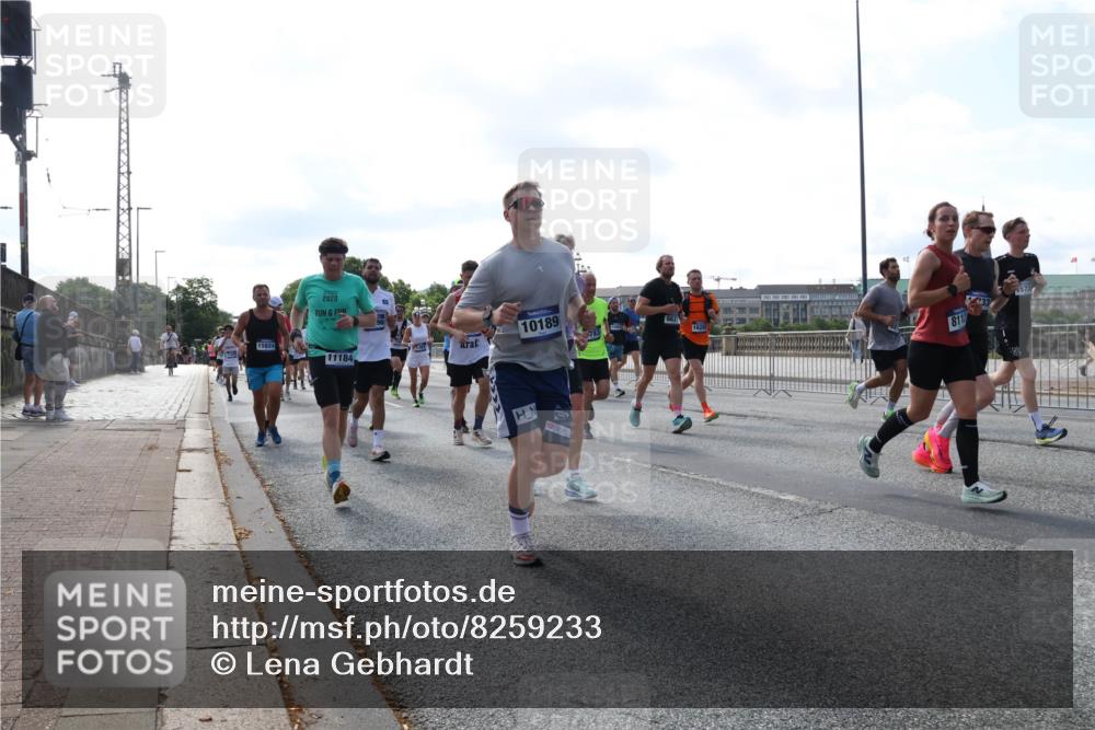 29.06.2025 - hella hamburg halbmarathon Lena Gebhardt http://msf.ph/oto/8259233 29.06.2025 09:57:00 Lombardsbrücke 1327, 1381, 1442, 1460, 1496, 1537, 1628, 1657, 1783, 1833, 1877, 2013, 2025, 2058, 2074, 2111, 2208, 2340, 2378, 2396, 2595, 2814, 2839, 2869, 2878, 2996, 3093, 3310, 3575, 3652, 3791, 4065, 4377, 4404, 4635, 4711, 4726, 4770, 4897, 5008, 5013, 5021, 5169, 5194, 5319, 5744, 5839, 6033, 6286, 6377, 6561, 6562, 6631, 7176, 7177, 7259, 7383, 7475, 7918, 8112, 8261, 8313, 8361, 8572, 8587, 8618, 8651, 8661, 8710, 8813, 8863, 8921, 8930, 9060, 9082, 9316, 9497, 9597, 9638 meine-sportfotos.de