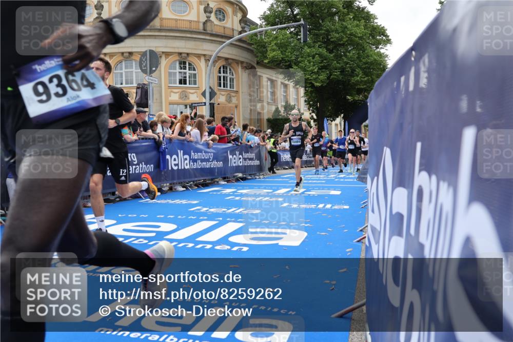 29.06.2025 - hella hamburg halbmarathon Strokosch-Dieckow http://msf.ph/oto/8259262 29.06.2025 10:43:03 Ziel 4229, 4823, 6721, 7026, 7035, 7451, 8218, 9364, 9833, 10251, 10469, 11177, 12153, 12657, 12723, 12776, 12839, 15255, 17177, 19038 meine-sportfotos.de