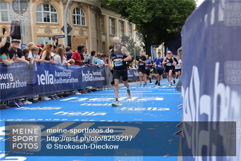 29.06.2025 - hella hamburg halbmarathon Strokosch-Dieckow http://msf.ph/oto/8259297 29.06.2025 10:43:03 Ziel 4229, 4823, 6721, 7026, 7035, 7451, 8218, 9364, 9833, 10251, 10469, 11177, 12153, 12657, 12723, 12776, 12839, 15255, 17177, 19038 meine-sportfotos.de