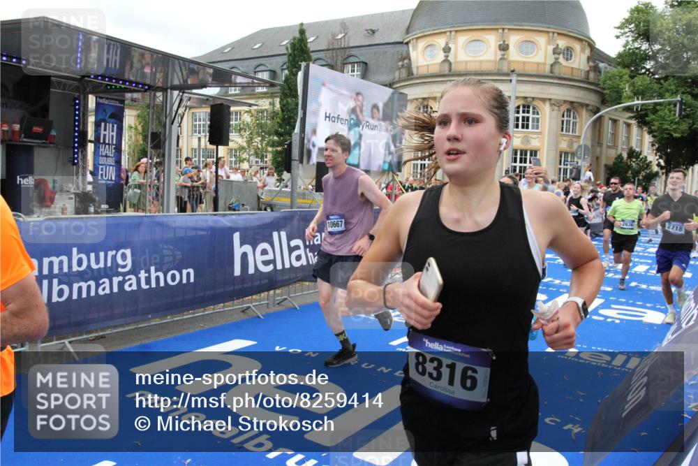 29.06.2025 - hella hamburg halbmarathon Michael Strokosch http://msf.ph/oto/8259414 29.06.2025 10:51:24 Ziel 1461, 1817, 2364, 2411, 2636, 2718, 2946, 4814, 6657, 6776, 8316, 8930, 8989, 9214, 9476, 9656, 10480, 10667, 11124, 12016, 13047, 14865, 14994, 15950, 16357, 18019, 18489 meine-sportfotos.de