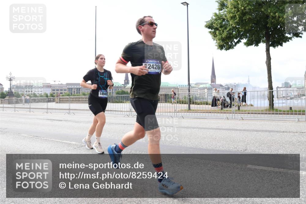 29.06.2025 - hella hamburg halbmarathon Lena Gebhardt http://msf.ph/oto/8259424 29.06.2025 10:10:54 Lombardsbrücke 1166, 1186, 1781, 2868, 4287, 4389, 5440, 5653, 5990, 5991, 7250, 7271, 7370, 7685, 8561, 9169, 9681, 9829, 11355, 11887, 11904, 11905, 12008, 12426, 12556, 12571, 12629, 12790, 12836, 13588, 13594, 13825, 13901, 14022, 14270, 14679, 15009, 15214, 16166, 16344, 16808, 17142, 17500, 17532, 18949 meine-sportfotos.de