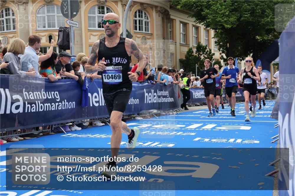 29.06.2025 - hella hamburg halbmarathon Strokosch-Dieckow http://msf.ph/oto/8259428 29.06.2025 10:43:04 Ziel 4229, 6721, 7026, 7035, 7093, 7451, 8218, 9364, 9833, 10251, 10469, 11177, 12153, 12657, 12723, 12776, 12839, 15255, 15706, 17177, 19038 meine-sportfotos.de