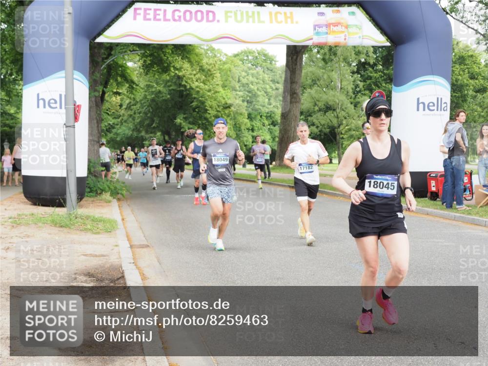 29.06.2025 - hella hamburg halbmarathon MichiJ http://msf.ph/oto/8259463 29.06.2025 10:29:44 Zwischen KM18-KM19 1136, 2675, 4380, 6901, 9358, 9755, 9885, 10978, 12365, 14555, 15164, 16816, 17182, 18045, 18399 meine-sportfotos.de