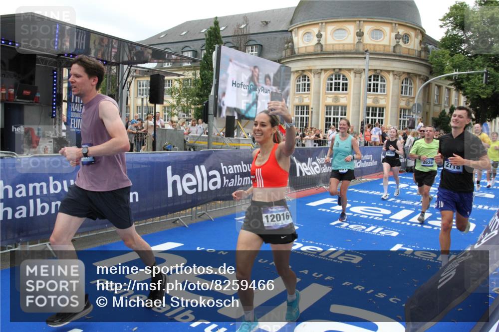 29.06.2025 - hella hamburg halbmarathon Michael Strokosch http://msf.ph/oto/8259466 29.06.2025 10:51:24 Ziel 1461, 1817, 2364, 2411, 2636, 2718, 2946, 4814, 6657, 6776, 8316, 8930, 8989, 9214, 9476, 9656, 10480, 10667, 11124, 12016, 13047, 14865, 14994, 15950, 16357, 18019, 18489 meine-sportfotos.de