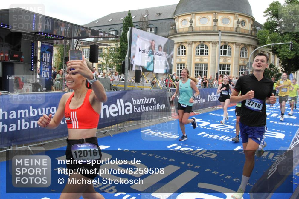 29.06.2025 - hella hamburg halbmarathon Michael Strokosch http://msf.ph/oto/8259508 29.06.2025 10:51:24 Ziel 1461, 1817, 2364, 2411, 2636, 2718, 2946, 4814, 6657, 6776, 8316, 8930, 8989, 9214, 9476, 9656, 10480, 10667, 11124, 12016, 13047, 14865, 14994, 15950, 16357, 18019, 18489 meine-sportfotos.de