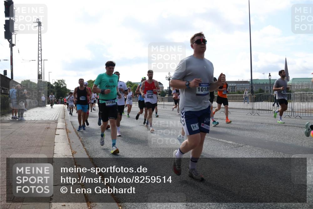 29.06.2025 - hella hamburg halbmarathon Lena Gebhardt http://msf.ph/oto/8259514 29.06.2025 09:57:01 Lombardsbrücke 1327, 1381, 1442, 1460, 1496, 1537, 1628, 1657, 1783, 1833, 1877, 2013, 2025, 2058, 2074, 2111, 2208, 2340, 2378, 2396, 2595, 2814, 2839, 2869, 2878, 3093, 3310, 3575, 3652, 3791, 4065, 4377, 4404, 4635, 4711, 4726, 4770, 4897, 5008, 5013, 5021, 5169, 5194, 5319, 5744, 5839, 6033, 6286, 6377, 6561, 6562, 6631, 6720, 7176, 7177, 7259, 7475, 7918, 8112, 8261, 8313, 8361, 8572, 8587, 8618, 8651, 8661, 8710, 8813, 8863, 8921, 8930, 9060, 9082, 9316, 9497, 9597, 9638 meine-sportfotos.de