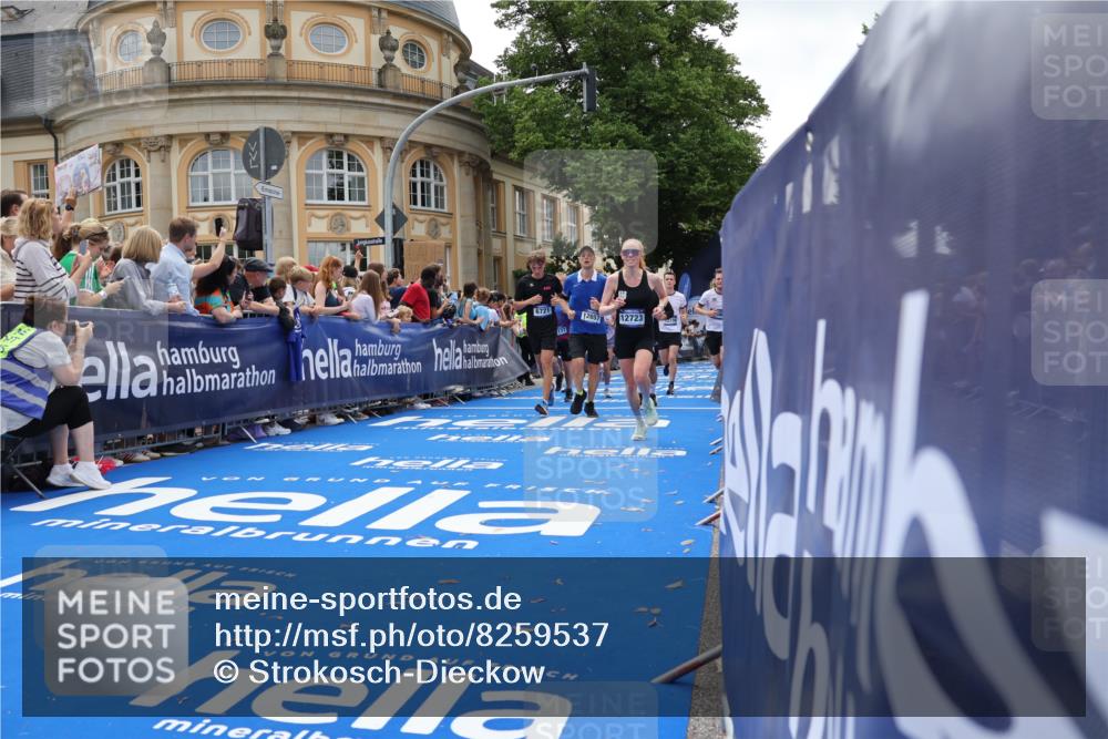 29.06.2025 - hella hamburg halbmarathon Strokosch-Dieckow http://msf.ph/oto/8259537 29.06.2025 10:43:05 Ziel 1675, 4229, 6721, 7026, 7035, 7093, 7451, 8218, 9364, 9833, 10251, 10469, 11177, 12153, 12657, 12723, 12776, 12839, 15255, 15706, 17177, 18304, 19038 meine-sportfotos.de