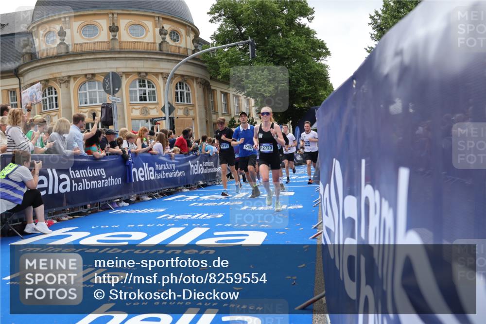 29.06.2025 - hella hamburg halbmarathon Strokosch-Dieckow http://msf.ph/oto/8259554 29.06.2025 10:43:05 Ziel 1675, 4229, 6721, 7026, 7035, 7093, 7451, 8218, 9364, 9833, 10251, 10469, 11177, 12153, 12657, 12723, 12776, 12839, 15255, 15706, 17177, 18304, 19038 meine-sportfotos.de