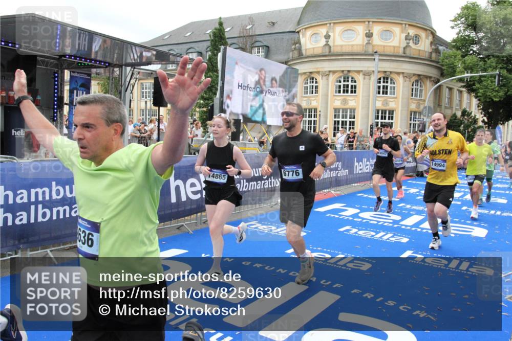 29.06.2025 - hella hamburg halbmarathon Michael Strokosch http://msf.ph/oto/8259630 29.06.2025 10:51:26 Ziel 1817, 2364, 2411, 2636, 2718, 2946, 4814, 5820, 6776, 8989, 9214, 9656, 10667, 11124, 11422, 12016, 13047, 13792, 14865, 14994, 15871, 15950, 16357, 18489 meine-sportfotos.de