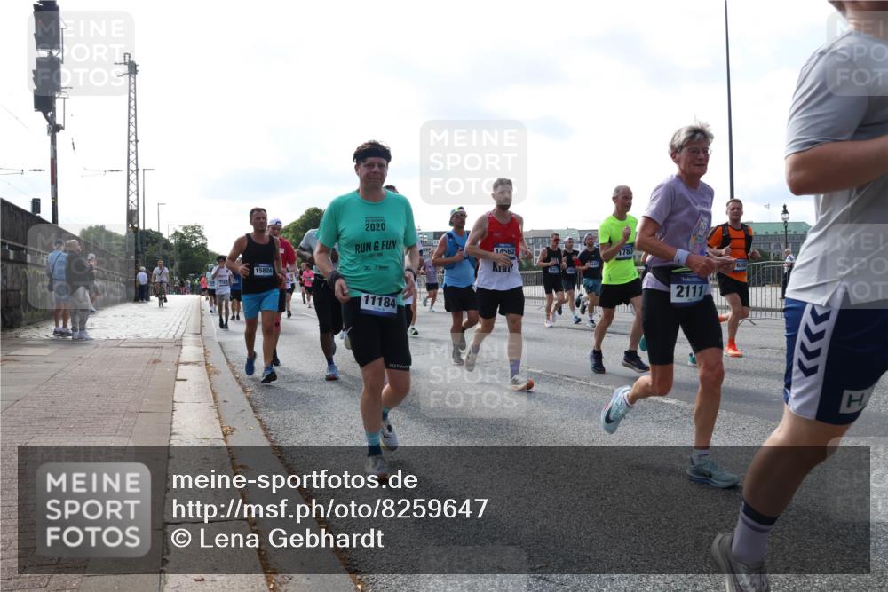 29.06.2025 - hella hamburg halbmarathon Lena Gebhardt http://msf.ph/oto/8259647 29.06.2025 09:57:01 Lombardsbrücke 1327, 1381, 1442, 1460, 1496, 1537, 1628, 1657, 1783, 1833, 1877, 2013, 2025, 2058, 2074, 2111, 2208, 2340, 2378, 2396, 2595, 2814, 2839, 2869, 2878, 3093, 3310, 3575, 3652, 3791, 4065, 4377, 4404, 4635, 4711, 4726, 4770, 4897, 5008, 5013, 5021, 5169, 5194, 5319, 5744, 5839, 6033, 6286, 6377, 6561, 6562, 6631, 6720, 7176, 7177, 7259, 7475, 7918, 8112, 8261, 8313, 8361, 8572, 8587, 8618, 8651, 8661, 8710, 8813, 8863, 8921, 8930, 9060, 9082, 9316, 9497, 9597, 9638 meine-sportfotos.de