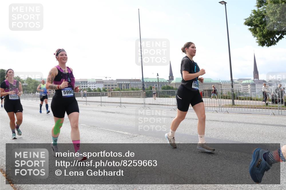 29.06.2025 - hella hamburg halbmarathon Lena Gebhardt http://msf.ph/oto/8259663 29.06.2025 10:10:55 Lombardsbrücke 1166, 1186, 1781, 2868, 4287, 4389, 5254, 5653, 5990, 5991, 7250, 7271, 7370, 7685, 8561, 9169, 9681, 9829, 10196, 11355, 11887, 11904, 11905, 12008, 12426, 12556, 12571, 12629, 12790, 12836, 13588, 13594, 13825, 13901, 14022, 14270, 14679, 15009, 15214, 16166, 16344, 16808, 17142, 17500, 17532, 18949 meine-sportfotos.de