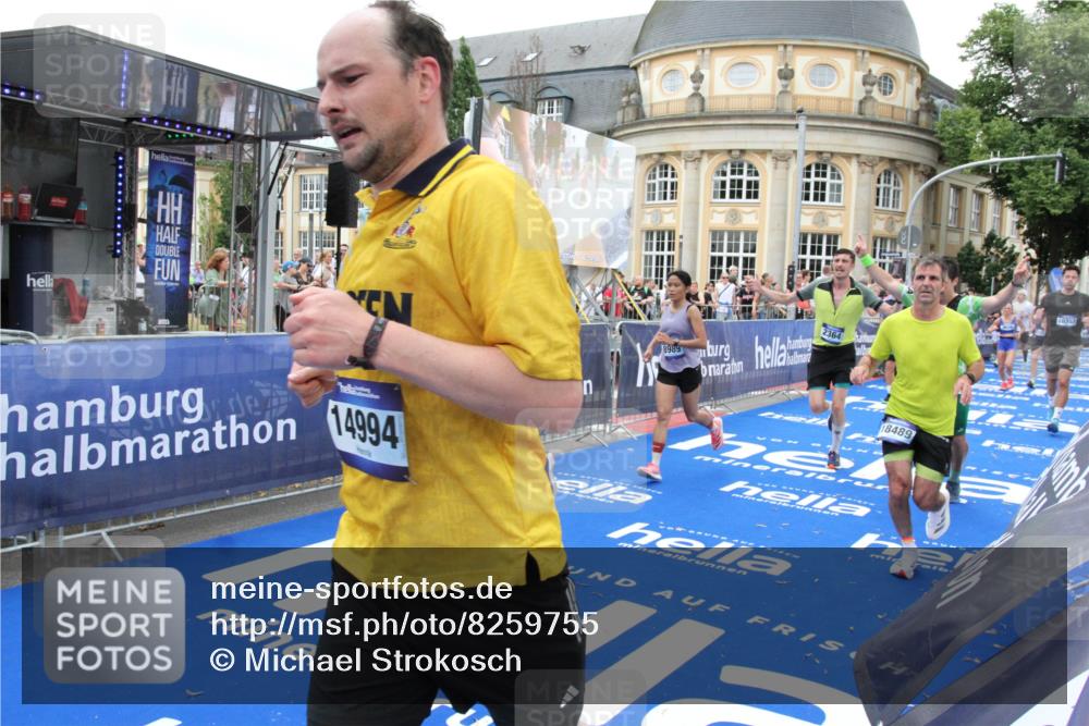 29.06.2025 - hella hamburg halbmarathon Michael Strokosch http://msf.ph/oto/8259755 29.06.2025 10:51:27 Ziel 2364, 2411, 2636, 2718, 2946, 4814, 5820, 6776, 8989, 9214, 9656, 11124, 11422, 13047, 13792, 14865, 14994, 15871, 15950, 16357, 17131, 18489 meine-sportfotos.de