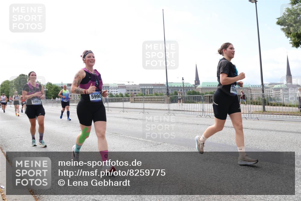 29.06.2025 - hella hamburg halbmarathon Lena Gebhardt http://msf.ph/oto/8259775 29.06.2025 10:10:55 Lombardsbrücke 1166, 1186, 1781, 2868, 4287, 4389, 5254, 5653, 5990, 5991, 7250, 7271, 7370, 7685, 8561, 9169, 9681, 9829, 10196, 11355, 11887, 11904, 11905, 12008, 12426, 12556, 12571, 12629, 12790, 12836, 13588, 13594, 13825, 13901, 14022, 14270, 14679, 15009, 15214, 16166, 16344, 16808, 17142, 17500, 17532, 18949 meine-sportfotos.de