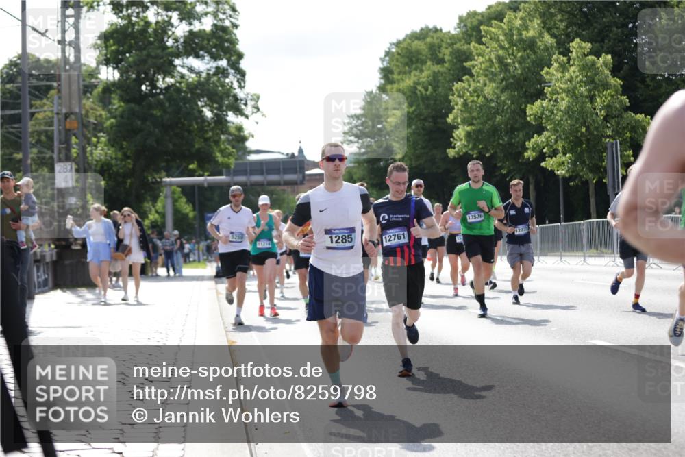 29.06.2025 - hella hamburg halbmarathon Jannik Wohlers http://msf.ph/oto/8259798 29.06.2025 09:58:04 Lombardsbrücke 1190, 1285, 1815, 2029, 2034, 2518, 2656, 3041, 3097, 3819, 3859, 4152, 4903, 5093, 5259, 5378, 5721, 5894, 6272, 6433, 6592, 6759, 6877, 6897, 7856, 7896, 8154, 8311, 8393, 8590, 8825, 9012, 9057, 9562, 9656, 10084, 11214, 11870, 12483, 12632, 12633, 12735, 12761, 13470, 13536, 14266, 14323, 14365, 14626, 14678, 14805, 14845, 15389, 15523, 15914, 16176, 16213, 16409, 16653, 16830, 16879, 16924, 17348, 18551, 18799, 18867, 19244 meine-sportfotos.de