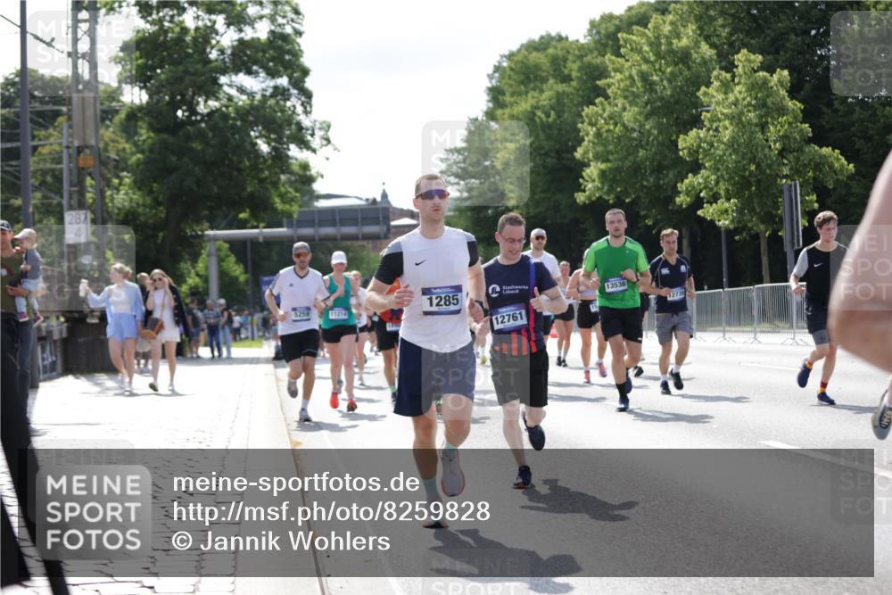 29.06.2025 - hella hamburg halbmarathon Jannik Wohlers http://msf.ph/oto/8259828 29.06.2025 09:58:04 Lombardsbrücke 1190, 1285, 1815, 2029, 2034, 2518, 2656, 3041, 3097, 3819, 3859, 4152, 4903, 5093, 5259, 5378, 5721, 5894, 6272, 6433, 6592, 6759, 6877, 6897, 7856, 7896, 8154, 8311, 8393, 8590, 8825, 9012, 9057, 9562, 9656, 10084, 11214, 11870, 12483, 12632, 12633, 12735, 12761, 13470, 13536, 14266, 14323, 14365, 14626, 14678, 14805, 14845, 15389, 15523, 15914, 16176, 16213, 16409, 16653, 16830, 16879, 16924, 17348, 18551, 18799, 18867, 19244 meine-sportfotos.de