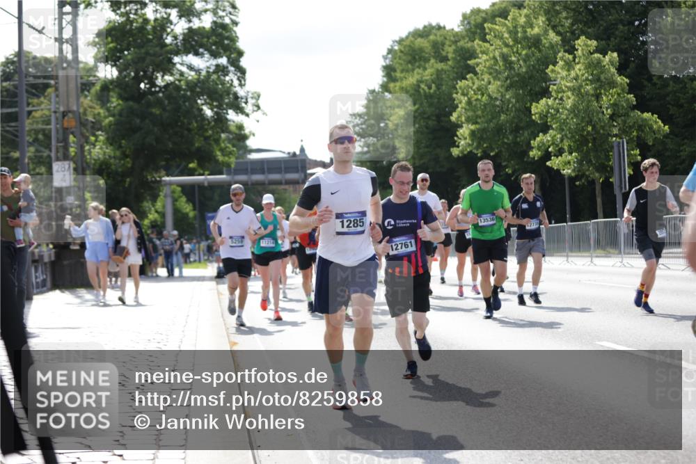29.06.2025 - hella hamburg halbmarathon Jannik Wohlers http://msf.ph/oto/8259858 29.06.2025 09:58:04 Lombardsbrücke 1190, 1285, 1815, 2029, 2034, 2518, 2656, 3041, 3097, 3819, 3859, 4152, 4903, 5093, 5259, 5378, 5721, 5894, 6272, 6433, 6592, 6759, 6877, 6897, 7856, 7896, 8154, 8311, 8393, 8590, 8825, 9012, 9057, 9562, 9656, 10084, 11214, 11870, 12483, 12632, 12633, 12735, 12761, 13470, 13536, 14266, 14323, 14365, 14626, 14678, 14805, 14845, 15389, 15523, 15914, 16176, 16213, 16409, 16653, 16830, 16879, 16924, 17348, 18551, 18799, 18867, 19244 meine-sportfotos.de