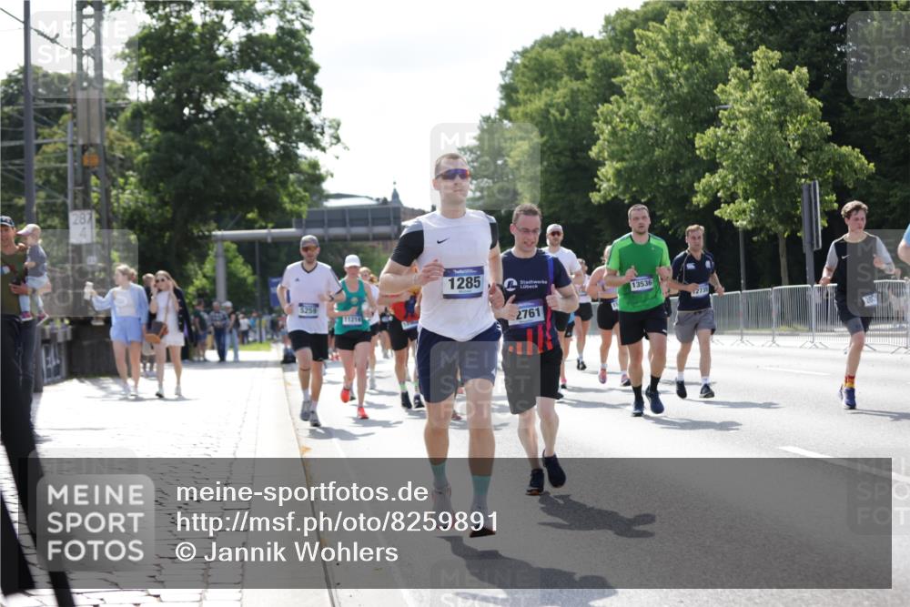 29.06.2025 - hella hamburg halbmarathon Jannik Wohlers http://msf.ph/oto/8259891 29.06.2025 09:58:04 Lombardsbrücke 1190, 1285, 1815, 2029, 2034, 2518, 2656, 3041, 3097, 3819, 3859, 4152, 4903, 5093, 5259, 5378, 5721, 5894, 6272, 6433, 6592, 6759, 6877, 6897, 7856, 7896, 8154, 8311, 8393, 8590, 8825, 9012, 9057, 9562, 9656, 10084, 11214, 11870, 12483, 12632, 12633, 12735, 12761, 13470, 13536, 14266, 14323, 14365, 14626, 14678, 14805, 14845, 15389, 15523, 15914, 16176, 16213, 16409, 16653, 16830, 16879, 16924, 17348, 18551, 18799, 18867, 19244 meine-sportfotos.de