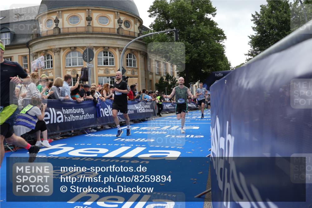 29.06.2025 - hella hamburg halbmarathon Strokosch-Dieckow http://msf.ph/oto/8259894 29.06.2025 10:43:09 Ziel 1675, 4229, 6721, 7026, 7093, 7451, 9833, 10251, 11177, 12153, 12657, 12723, 12776, 12839, 15255, 15706, 16314, 16997, 17177, 18304, 19038 meine-sportfotos.de
